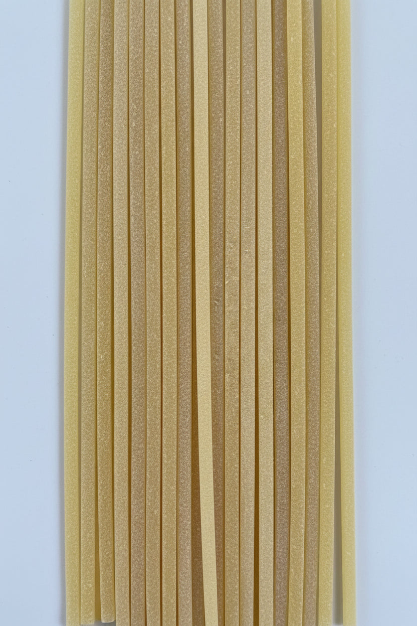 Dettaglio superficie ruvida pasta alla chitarra Giuseppe Cocco — trafila di bronzo, semola di grano duro, Fara San Martino Abruzzo